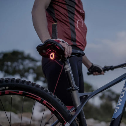 Feu arrière de vélo intelligent avec freinage automatique : illuminez votre trajet avec sécurité et style