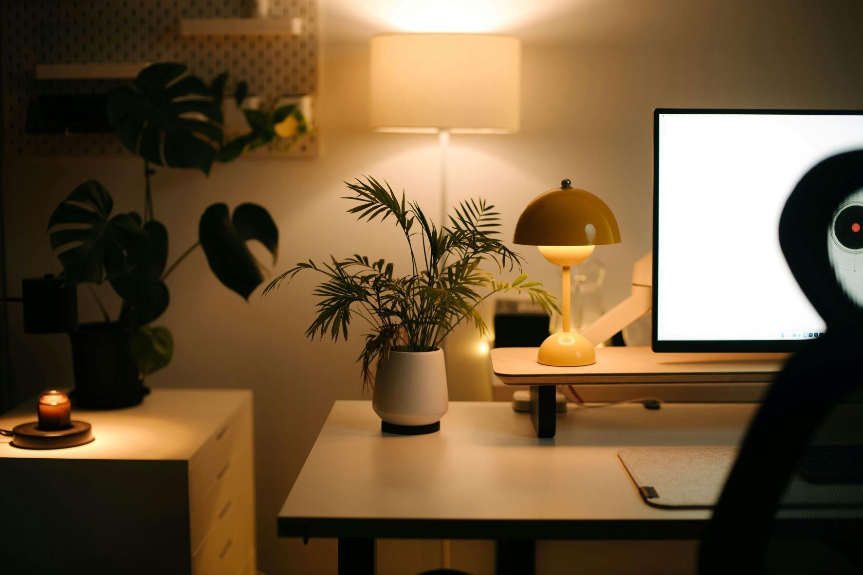How Ambient Lighting Affects Mood and Productivity in Small Spaces
