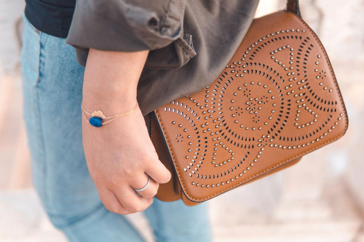 Accessorizing Like a Pro: How Jewelry and Bags Complete Your Look
