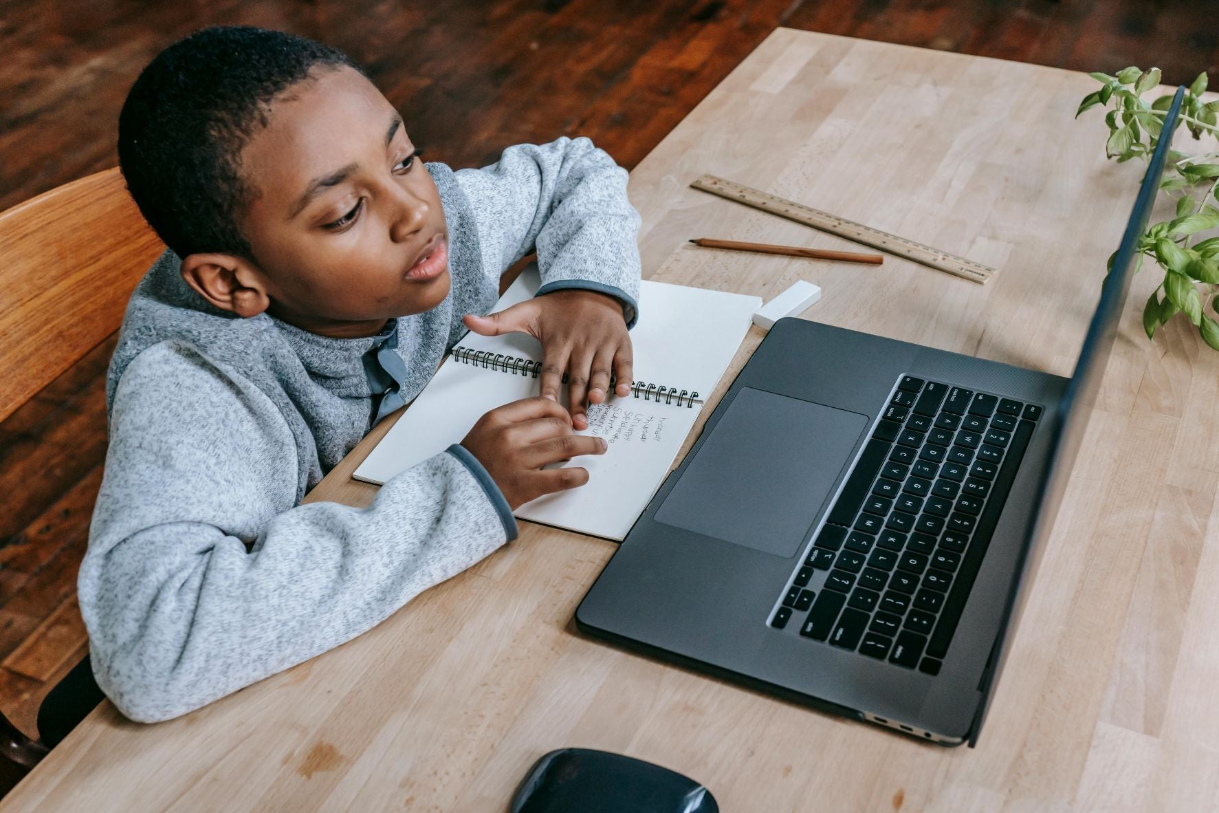 "Kids Study Table Guide: How to Choose the Best One for Comfort and Focus"