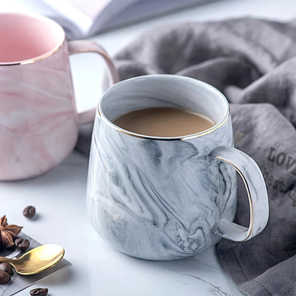 Tasse en céramique à motif marbré avec bordure dorée