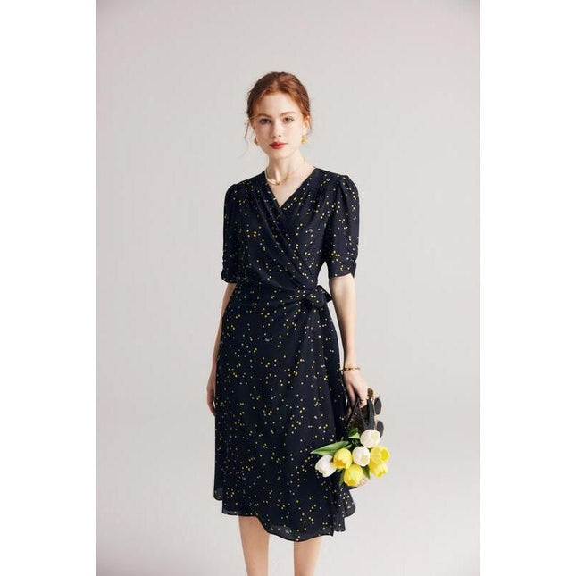 Robe portefeuille en soie à pois noirs