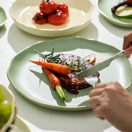 Ensemble d'assiettes et de bols en porcelaine à bord doré mat de forme irrégulière