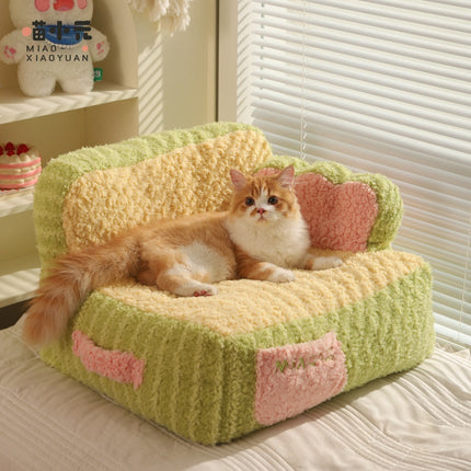 Acogedor sofá cama con forma de pastel de gato