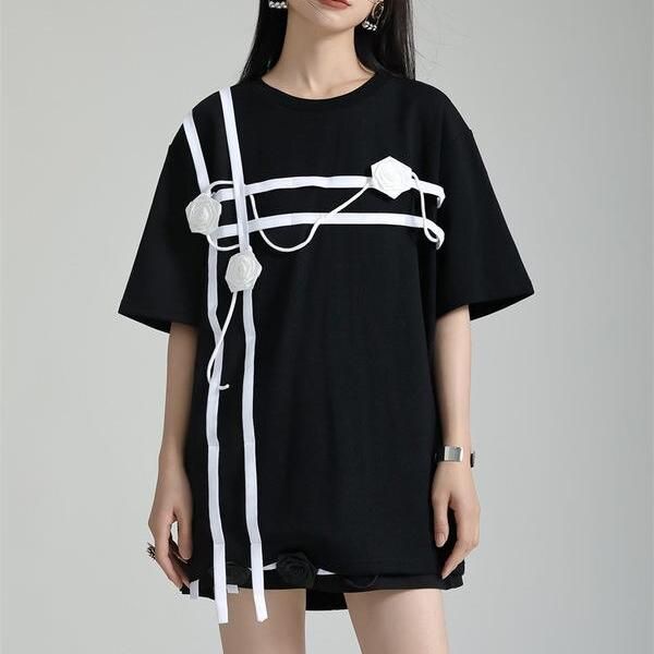 Camiseta informal elegante de media manga con estampado floral en blanco y negro