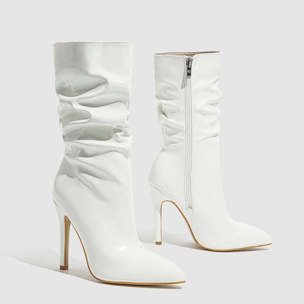 Botas de charol con tacón de aguja puntiagudo y estilo botín