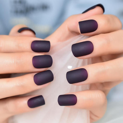 Faux ongles ovales noirs violets mats