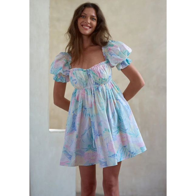 Robe courte tie-dye à imprimé floral enchanté avec détail nœud papillon dos nu