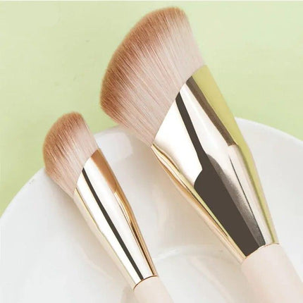 Pinceau de maquillage à tête oblique de luxe pour un fond de teint et un contour impeccables