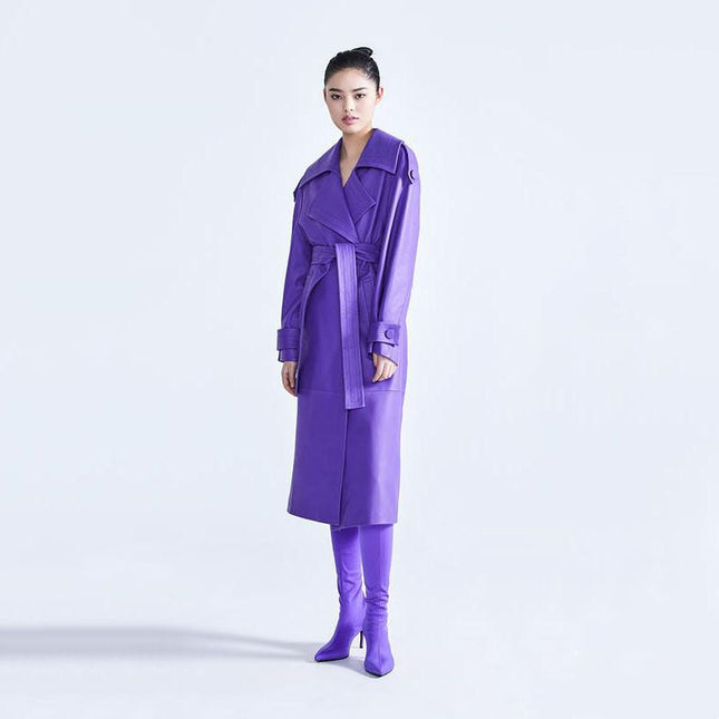 Elegante gabardina de piel sintética de color morado