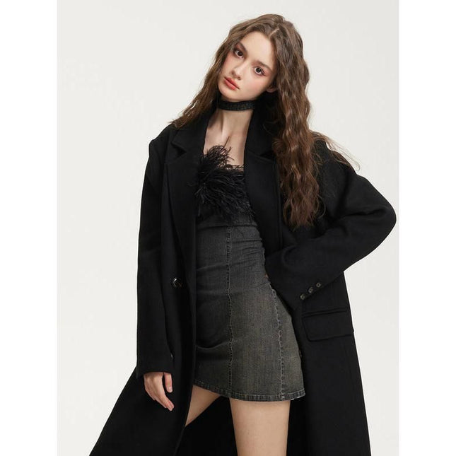 Mini-robe luxueuse à épaules dénudées et à pompons en plumes