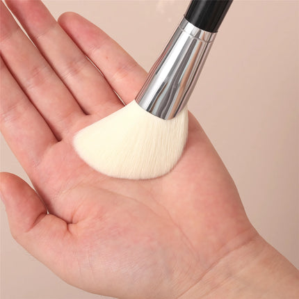 Pinceau contour biseauté pour sculpter et fixer parfaitement le visage