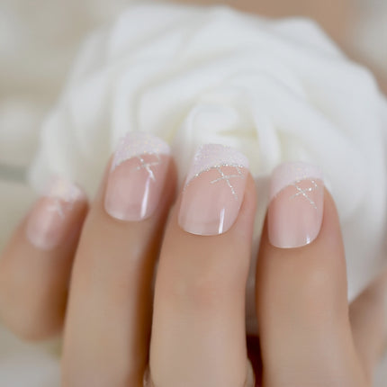 Ongles courts carrés français à paillettes blanches irisées