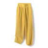 Sólo pantalones amarillos