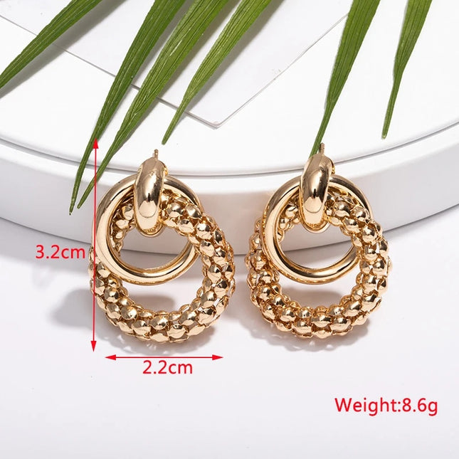 Pendientes colgantes con diseño torcido de metal dorado para mujer