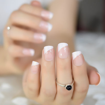 Ongles courts carrés français à paillettes blanches irisées