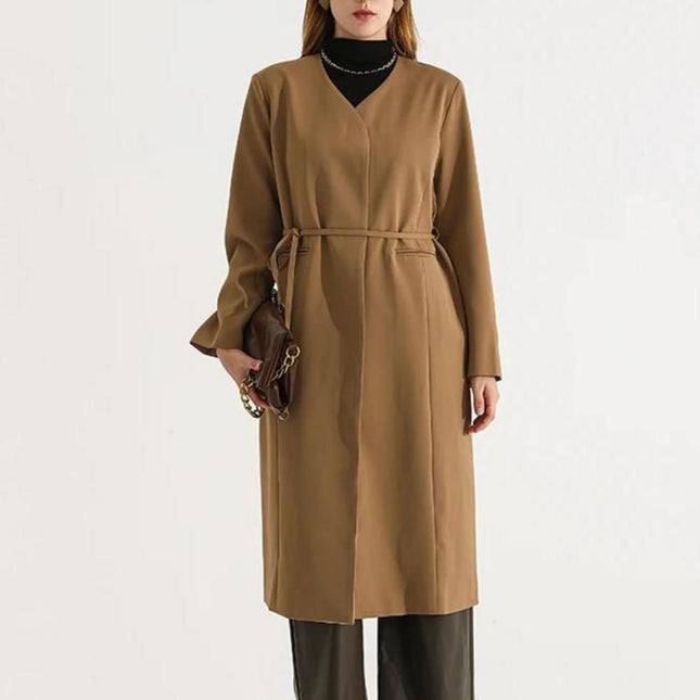 Gabardina elegante de mujer de largo completo con cintura con cordones y mangas largas