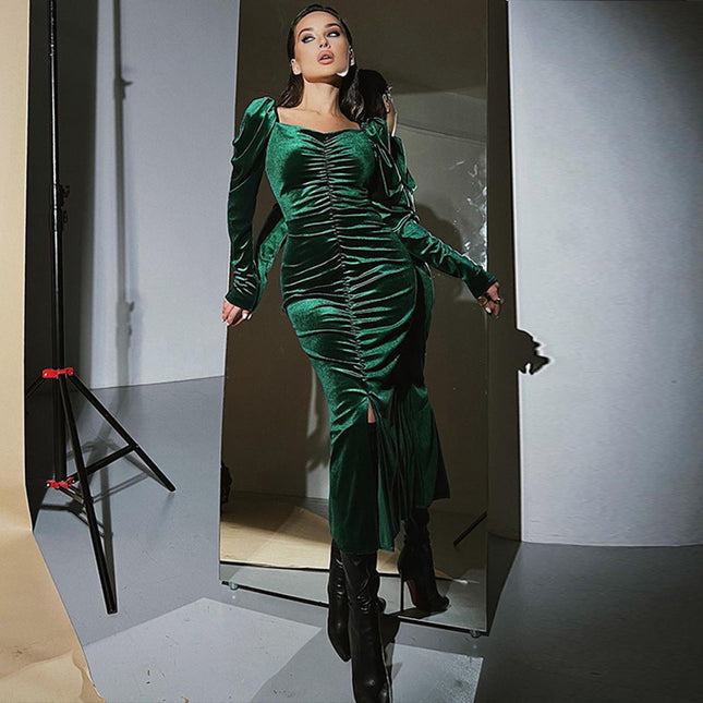Vestido de mujer de manga larga, plisado, ajustado y con abertura.