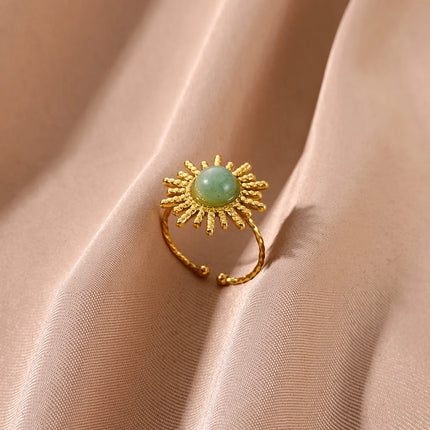 Anillo minimalista ajustable con sol y ópalo dorado