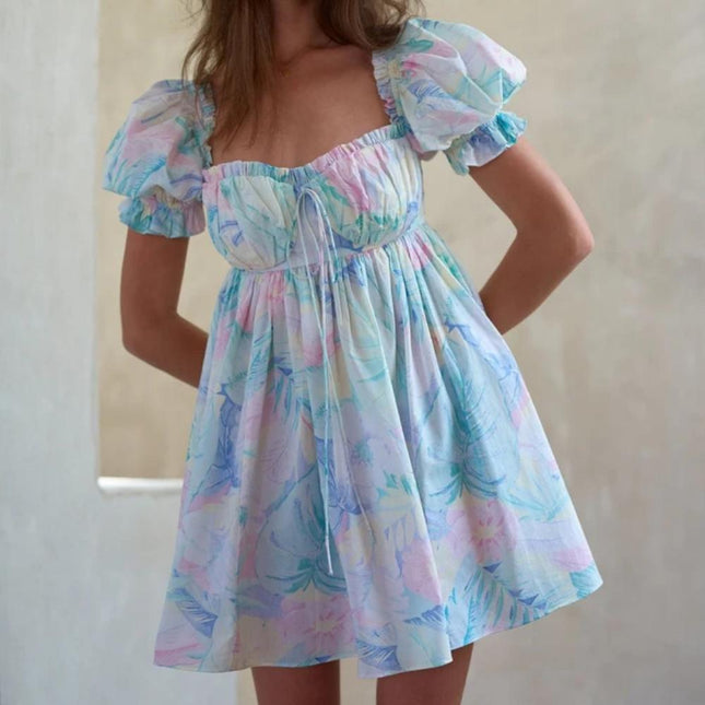 Robe courte tie-dye à imprimé floral enchanté avec détail nœud papillon dos nu