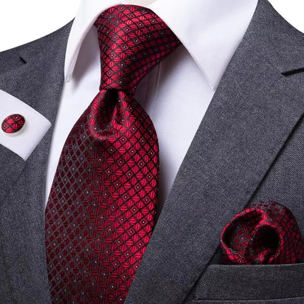 Elegante corbata de seda a cuadros rojos con gemelos y pañuelo