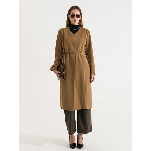 Gabardina elegante de mujer de largo completo con cintura con cordones y mangas largas