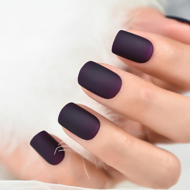 Faux ongles ovales noirs violets mats