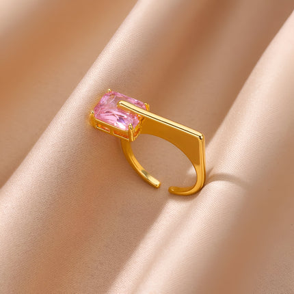 Anillo moderno bañado en oro con circonitas cuadradas rosas