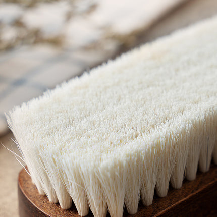 Brosse à chaussures en laine de bois écologique pour un nettoyage en douceur