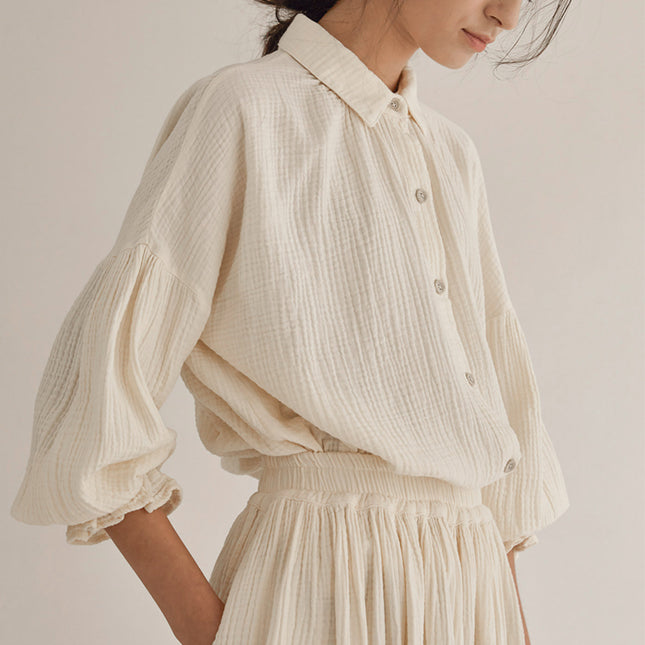 Conjunto elegante de dos piezas de camisa y falda con mangas acampanadas