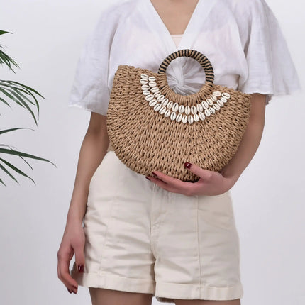 Bolso bandolera de playa tejido a mano con conchas marinas y paja