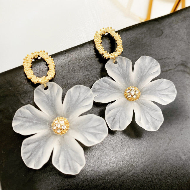 Encantadores pendientes colgantes de flores translúcidas con diamantes de imitación