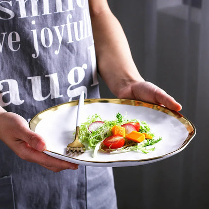 Élégant plat à bœuf en céramique avec bordure dorée