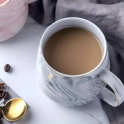 Tasse en céramique à motif marbré avec bordure dorée