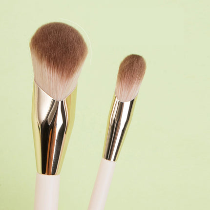 Pinceau de maquillage à tête oblique de luxe pour un fond de teint et un contour impeccables