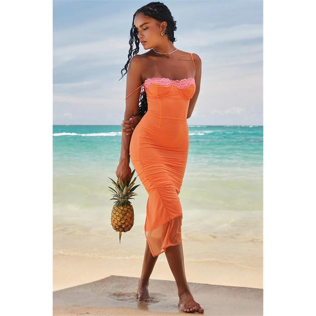 Vestido largo ajustado con espalda descubierta y tirantes finos de encaje