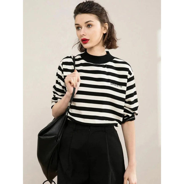 Camiseta de manga larga a rayas con cuello medio alto