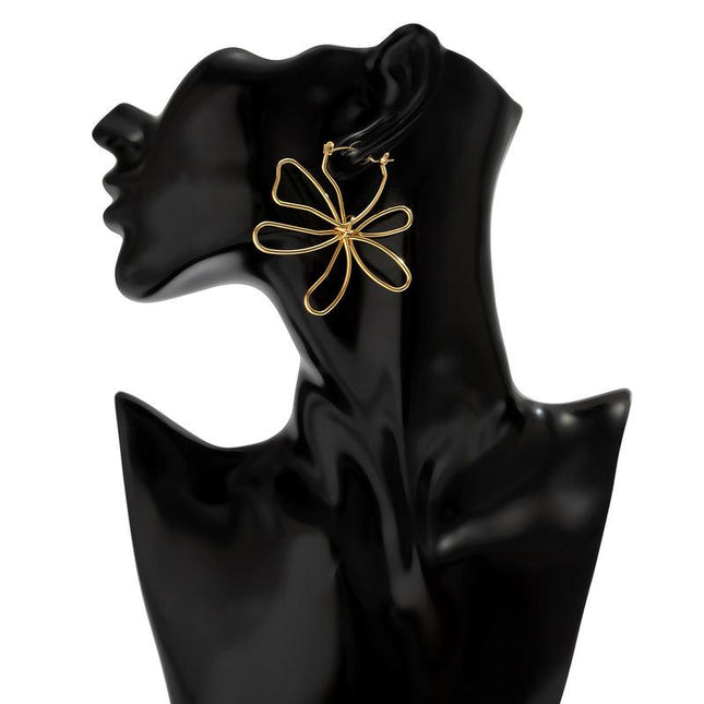 Elegantes pendientes vintage con flores huecas en tonos dorados