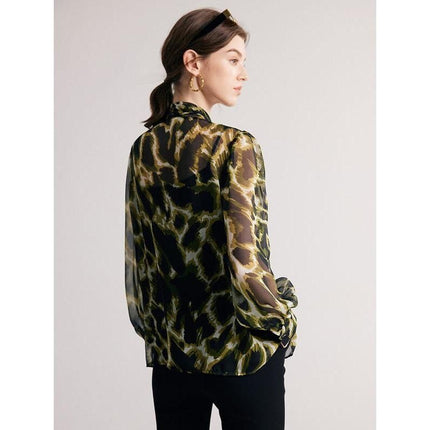 Chemisier chic à col nœud en mélange de soie et motif camouflage