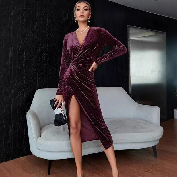 Vestido de noche de terciopelo dorado con falda asimétrica y escote en V para mujer