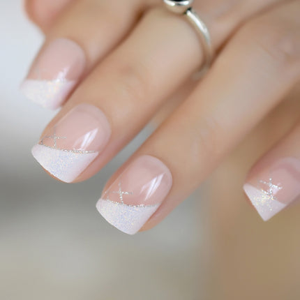 Ongles courts carrés français à paillettes blanches irisées