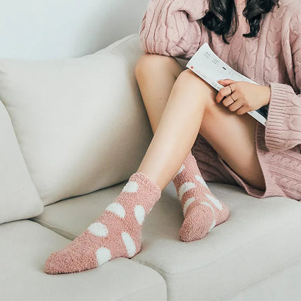 Calcetines de lunares suaves y esponjosos de colores caramelo para mujer