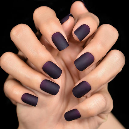 Faux ongles ovales noirs violets mats