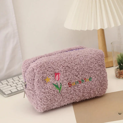 Bonita bolsa de cosméticos con flores bordadas