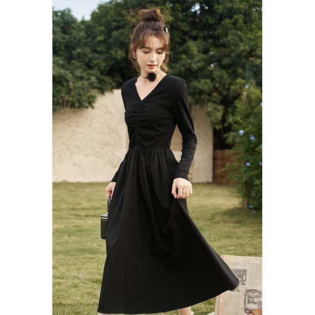 Robe mi-longue trapèze élégante en tricot noir à smocks et col en V