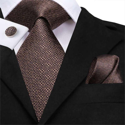 Elegante conjunto de corbata de seda marrón con pañuelo de bolsillo y gemelos