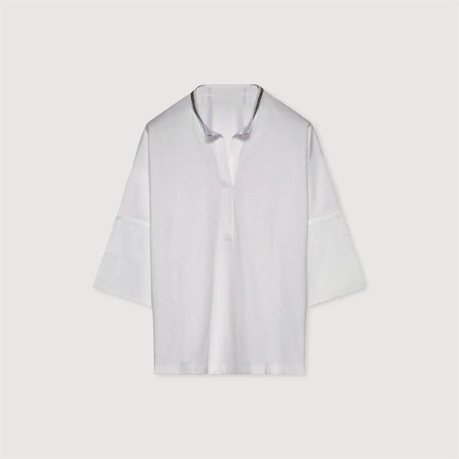Camiseta elegante con dobladillo dividido y cadena de cuentas