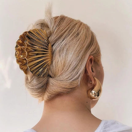 Pinza para el pelo moderna con forma de concha de metal dorado