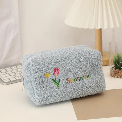 Bonita bolsa de cosméticos con flores bordadas