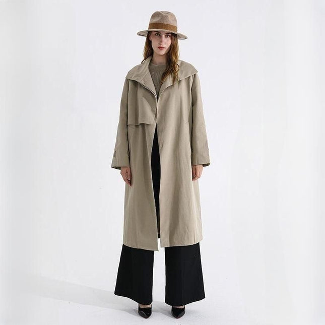 Gabardina larga elegante de otoño con cuello alto y cintura ajustada